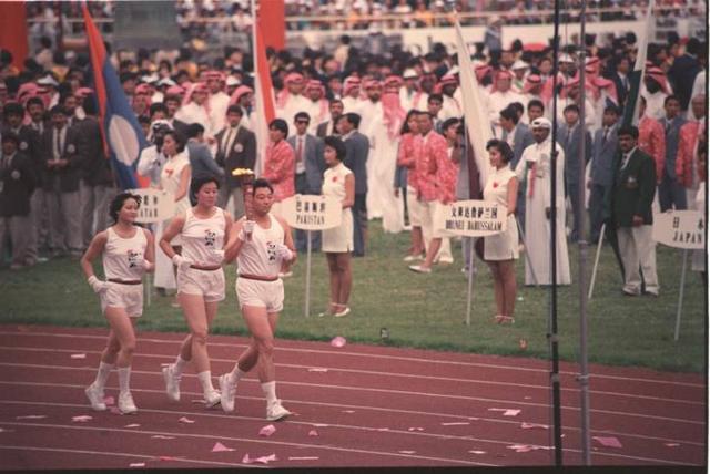 北京亚运会开幕式（北京亚运会开幕式：花式跳伞开场，威风锣鼓震天）-第4张图片